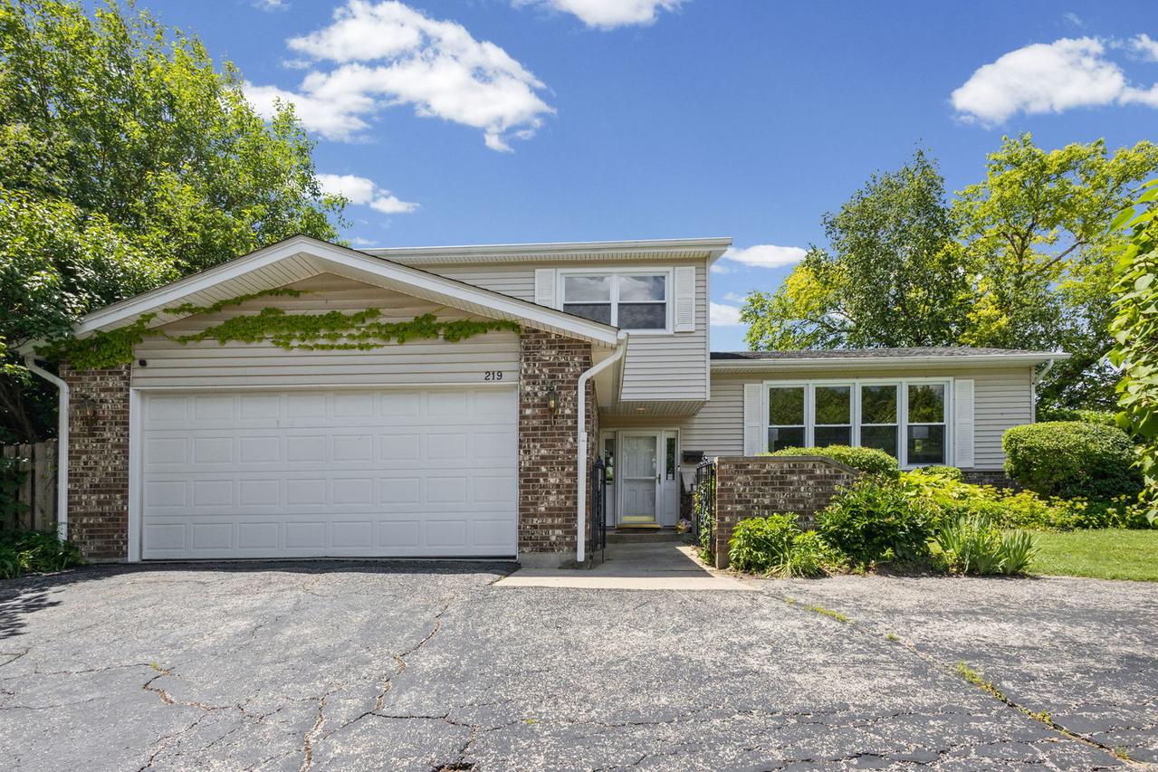 219 W Appletree Ln., Arlington Heights, IL 60004