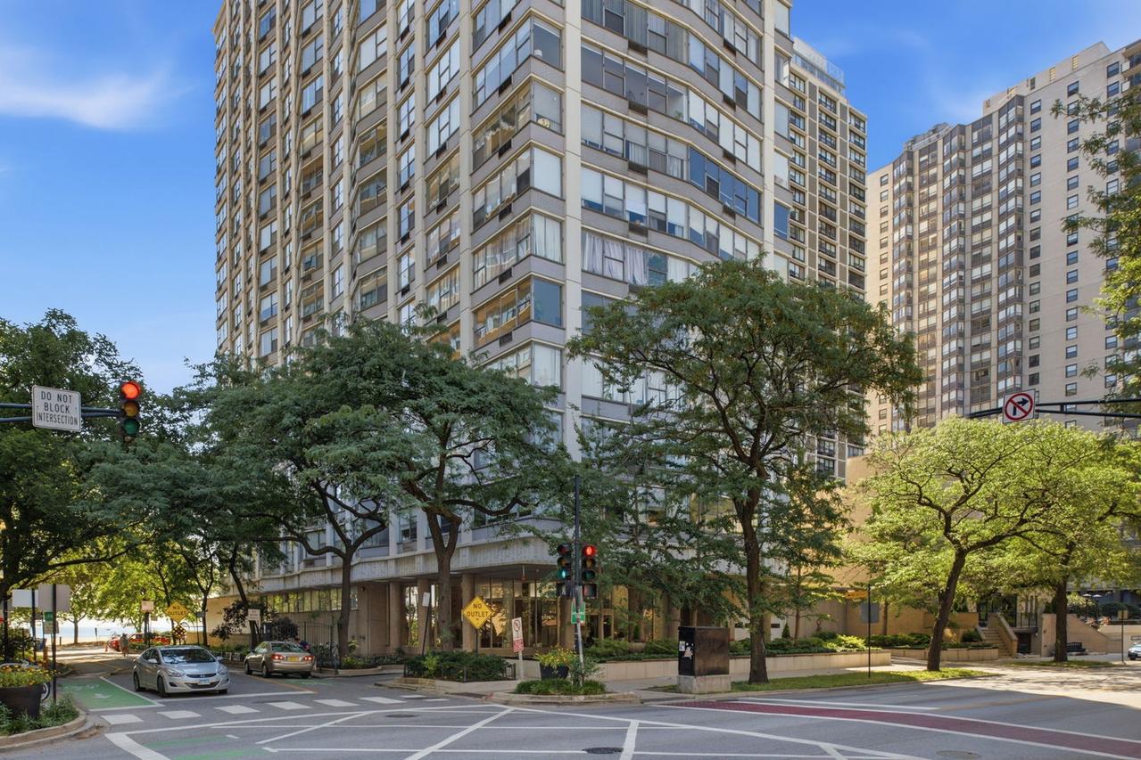 5757 N Sheridan Rd. #19D, Chicago, IL 60660