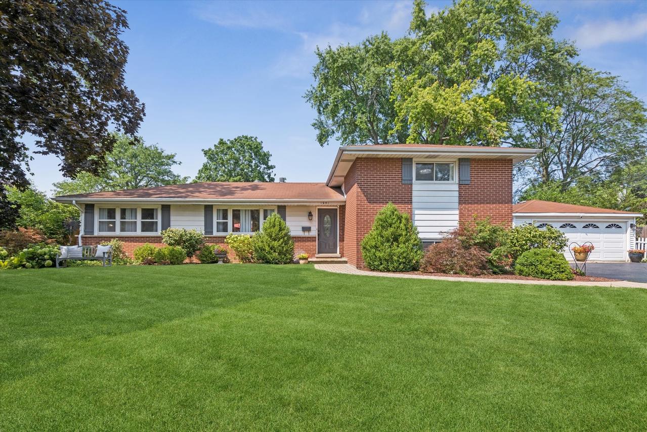 1041 Longmeadow Dr., Glenview, IL 60025