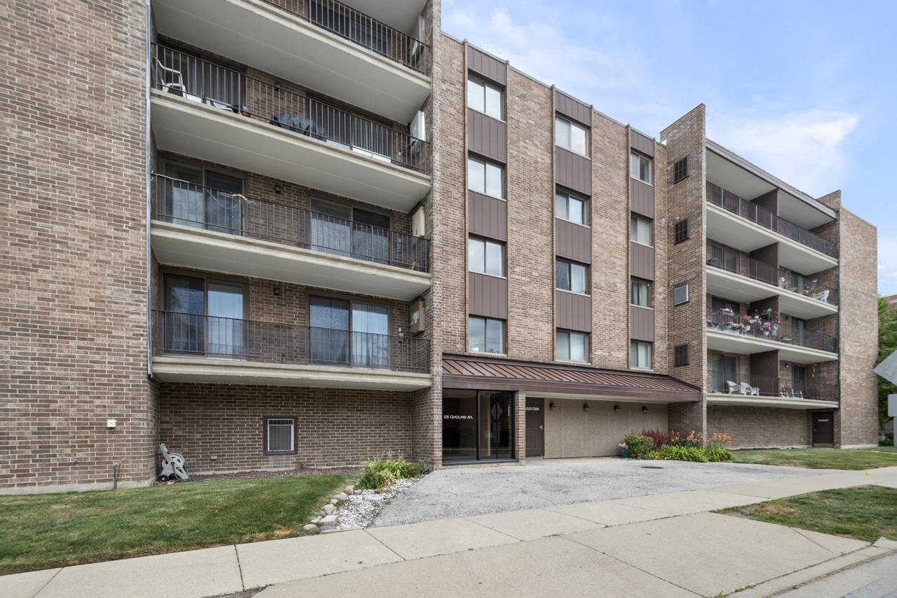 828 Graceland Ave. #404, Des Plaines, IL 60016