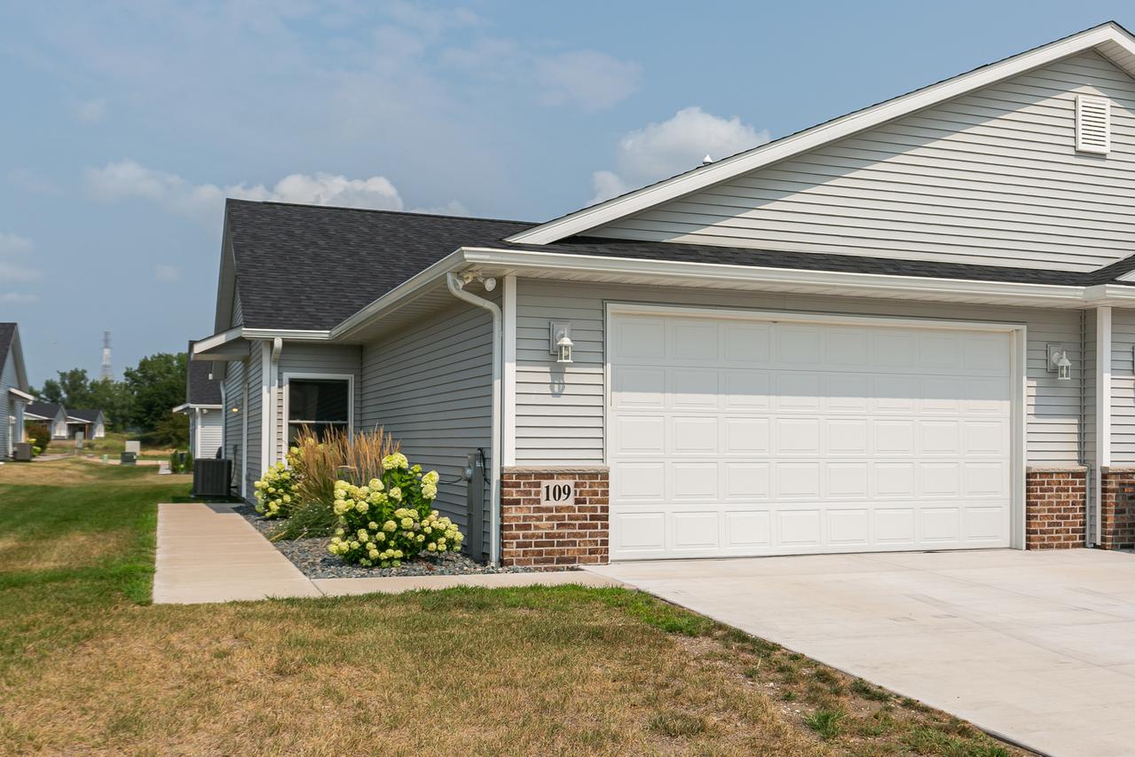 109 Beacon Harbor Cir., East Moline, IL 61244