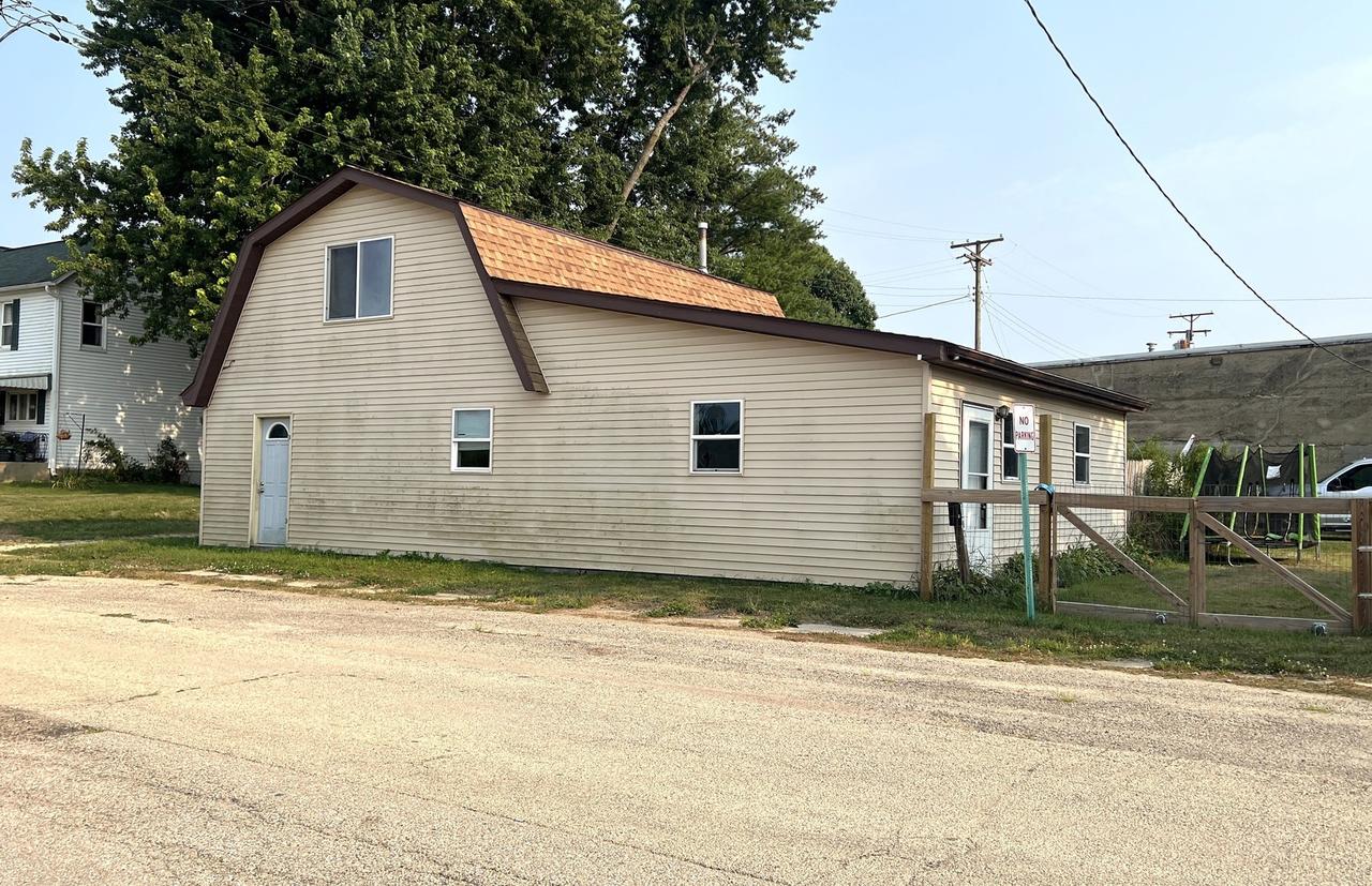 101 Main St., Leaf River, IL 61047