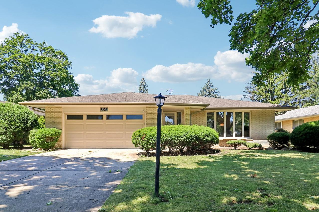 1706 N Aspen Dr., Mount Prospect, IL 60056