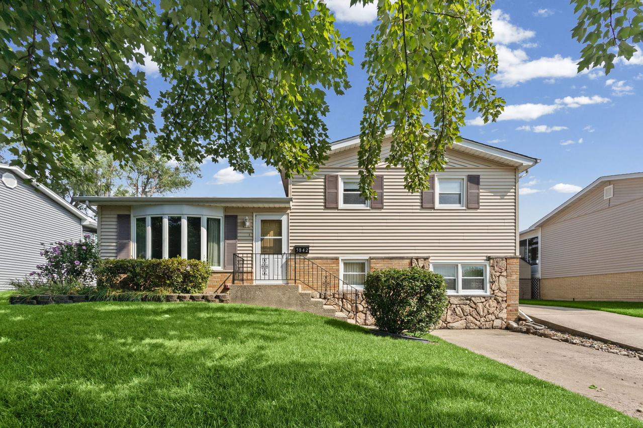 5842 Stuart Ln., Oak Forest, IL 60452