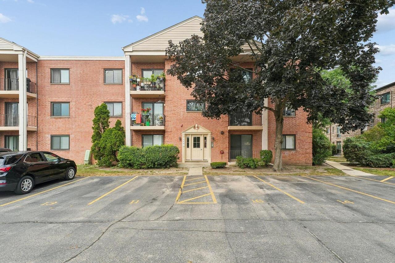 5401 S Chateau Dr. #4, Rolling Meadows, IL 60008