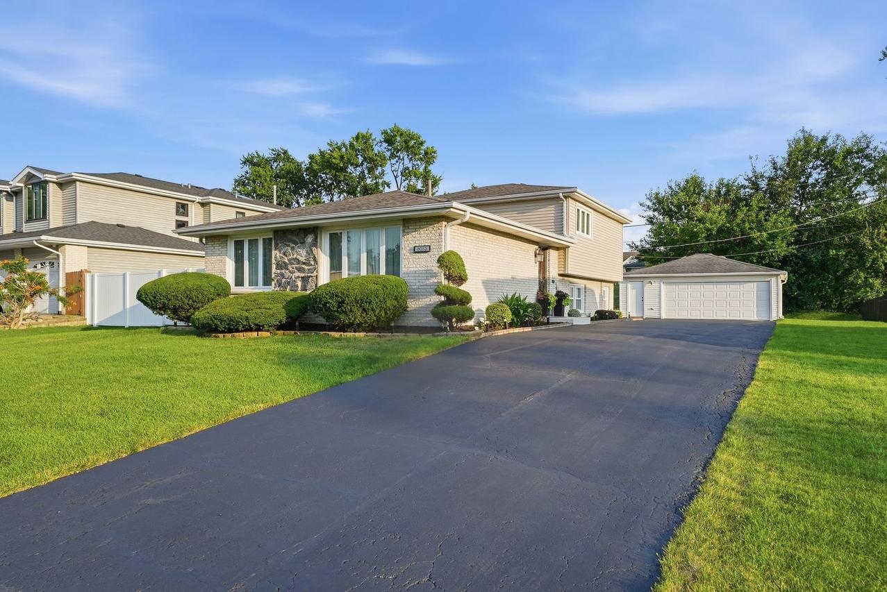 8053 W 88th St., Hickory Hills, IL 60457