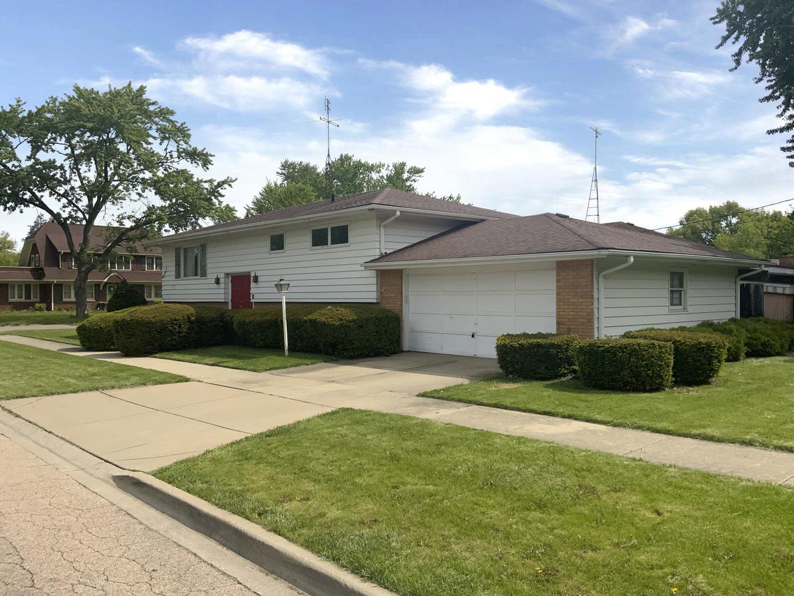 747 Palace St., Aurora, IL 60506