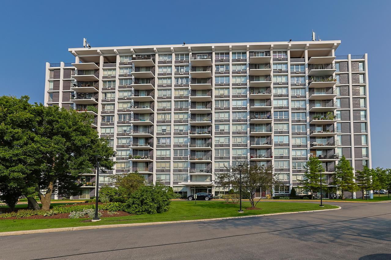 8815 Golf Rd. #8C, Niles, IL 60714