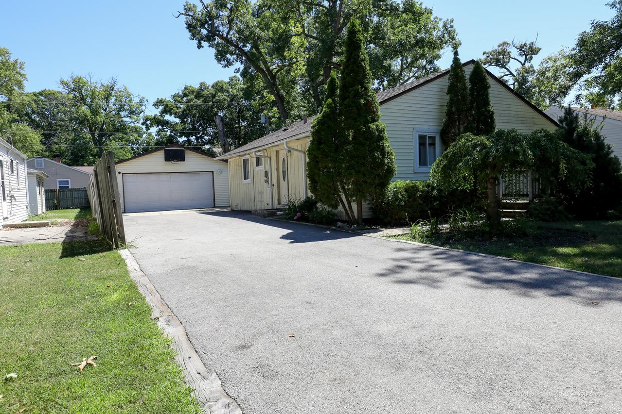 727 Longfellow Ln., Mundelein, IL 60060