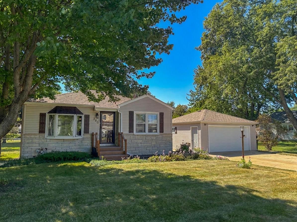 380 Charlotte Ave., Crystal Lake, IL 60014