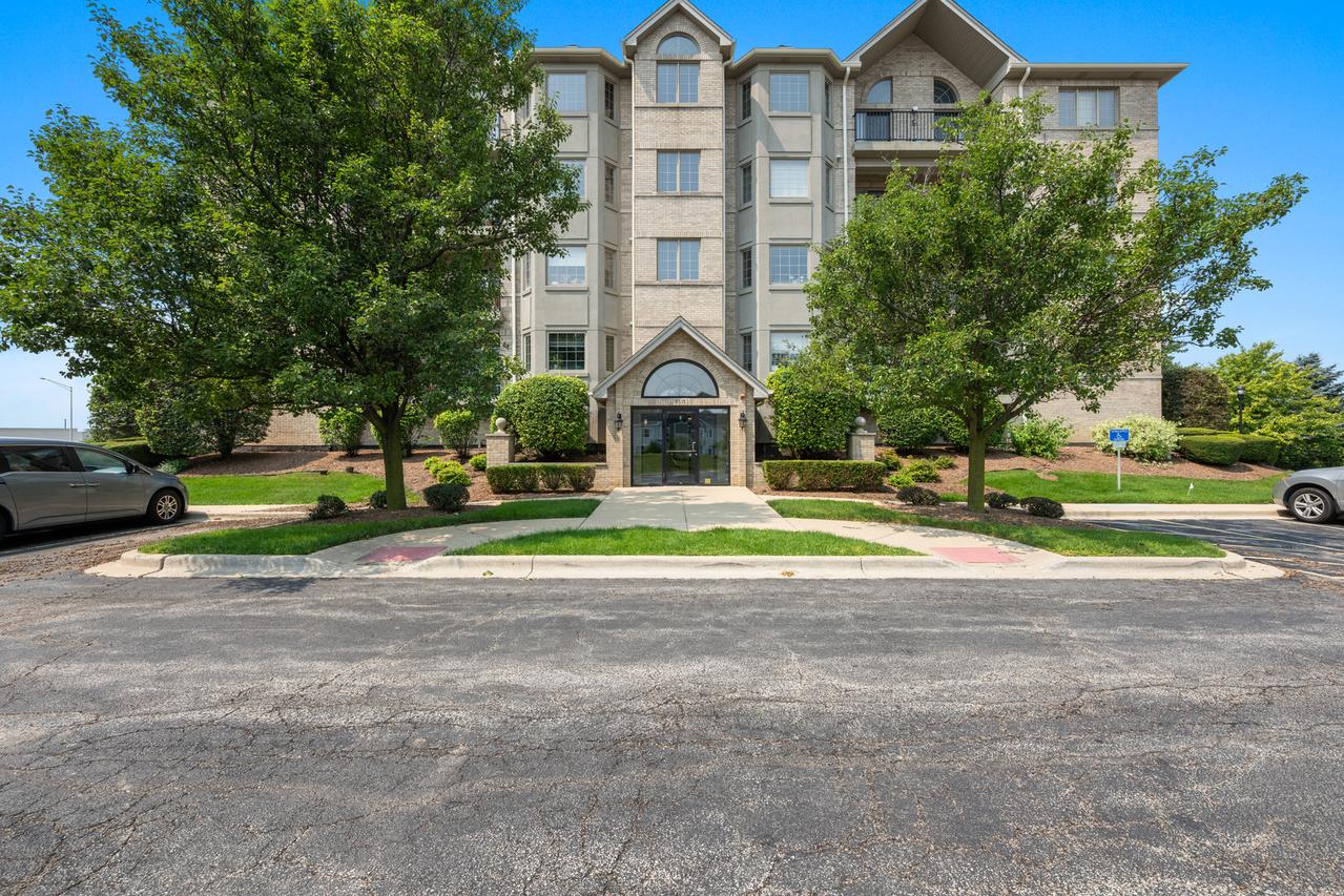 8515 Woodward Ave. #303, Woodridge, IL 60517