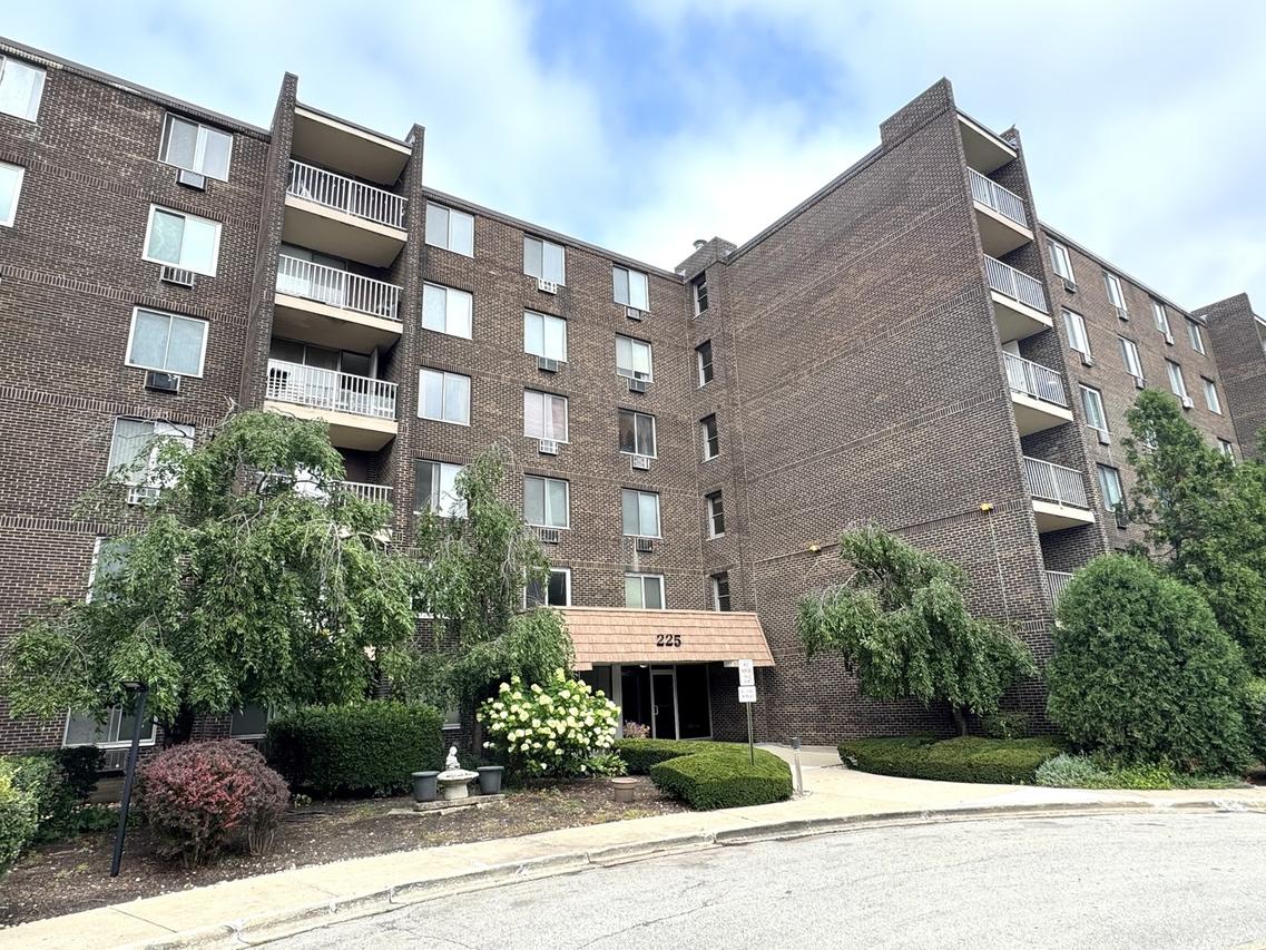 225 S Rohlwing Rd. #618, Palatine, IL 60074