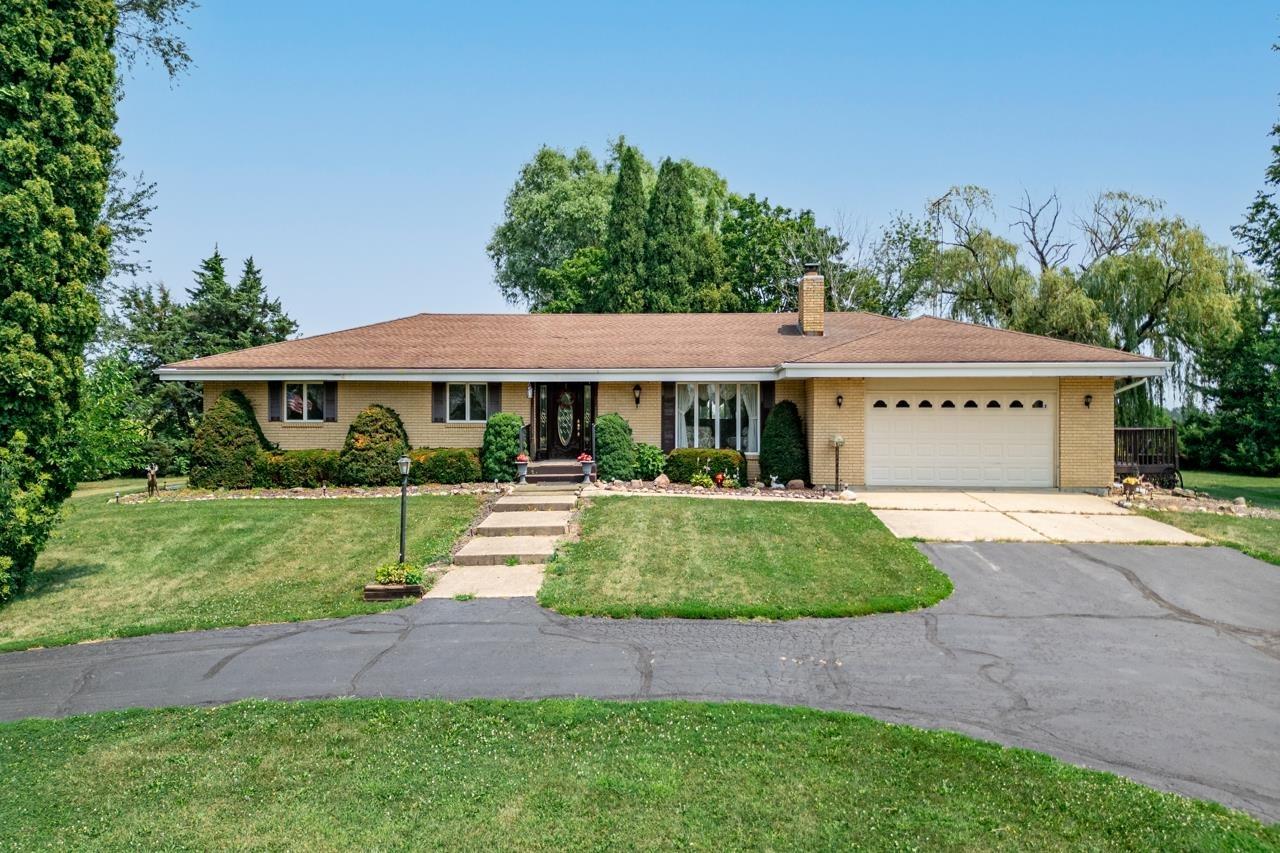 8251 N Quail Ridge Rd., Leaf River, IL 61047