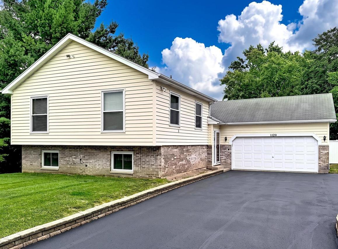 1120 Cherry St., Lake In The Hills, IL 60156