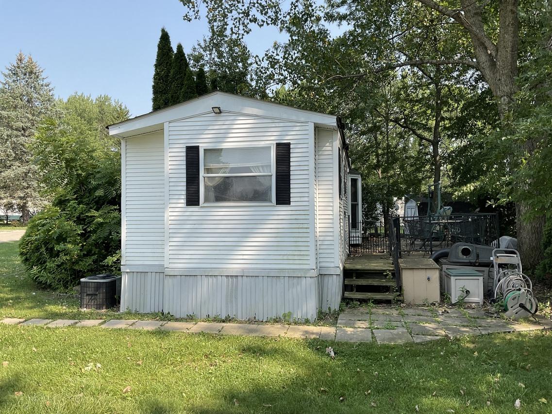 184 Windward Rd., Lakemoor, IL 60051