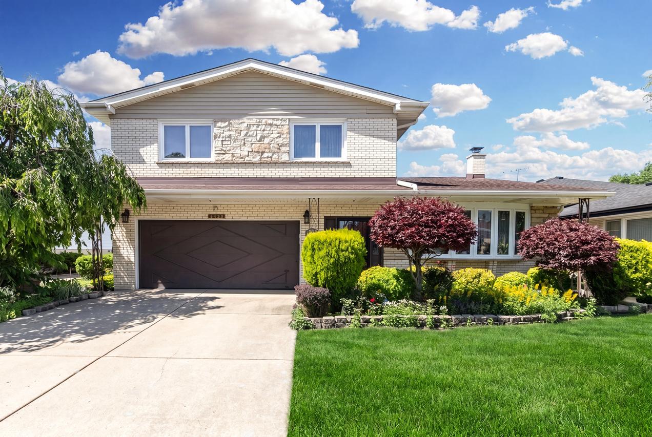 8432 W Amelia Dr., Niles, IL 60714