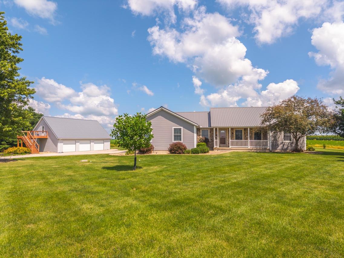 9850 N 300 East Rd., Gridley, IL 61744