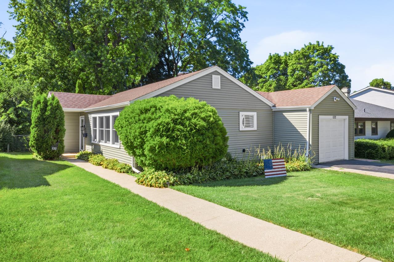 132 Walnut Ct., Mundelein, IL 60060