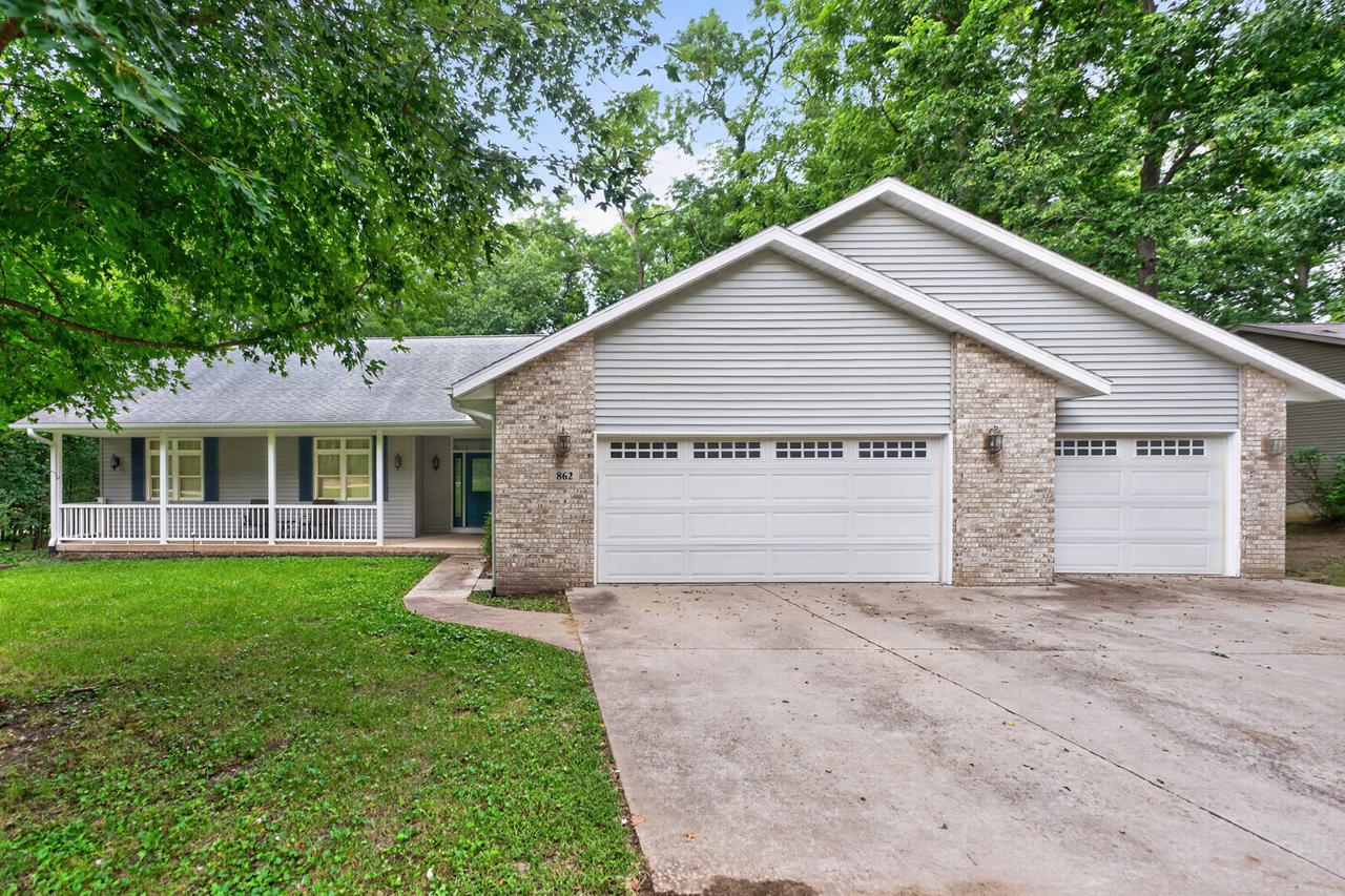 862 Briggs Ave., Dixon, IL 61021