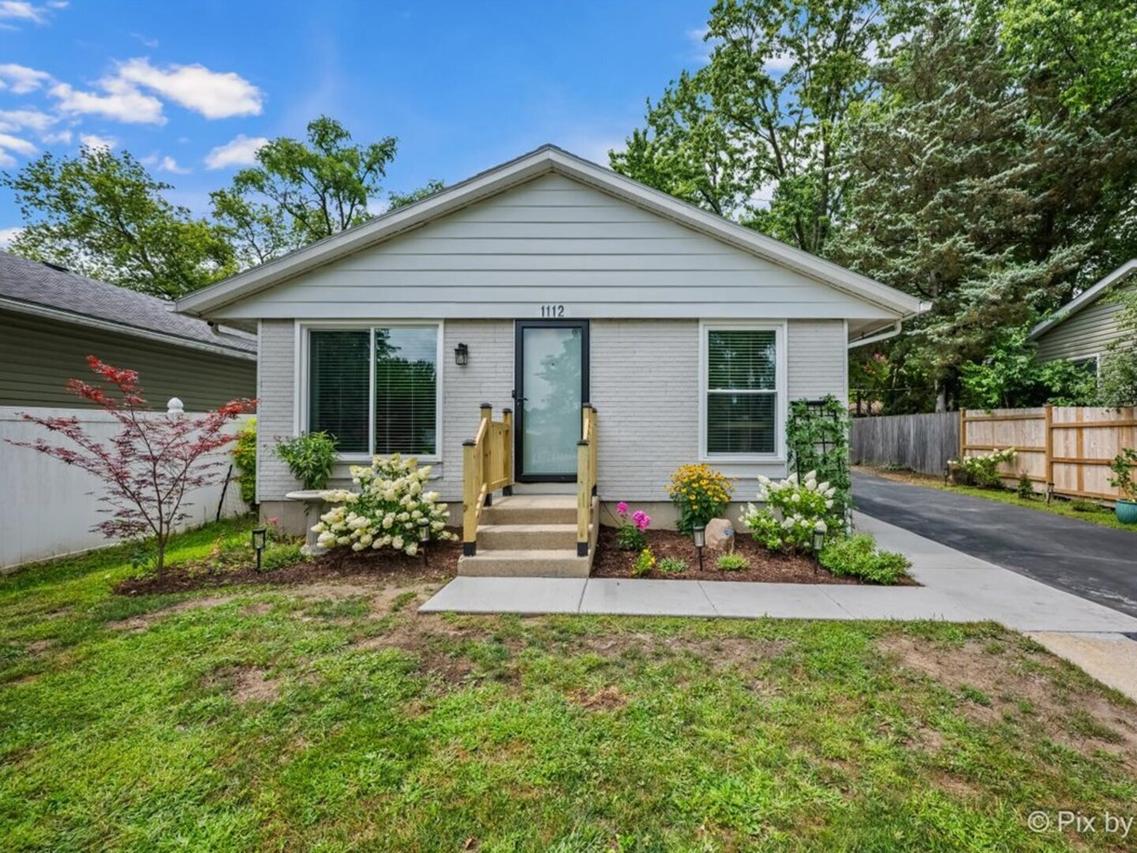 1112 Brentwood Dr., Round Lake Beach, IL 60073