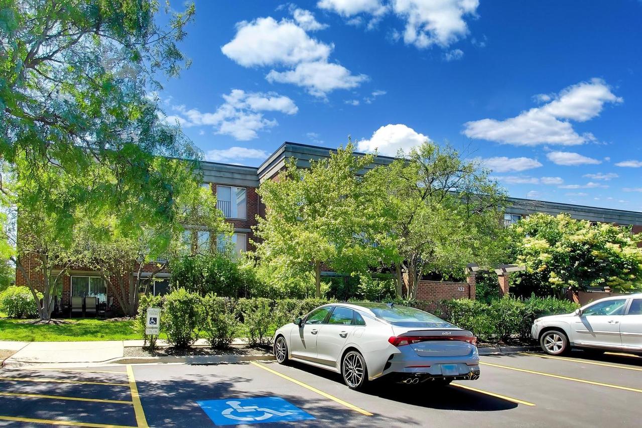 432 Kelburn Rd. #121, Deerfield, IL 60015