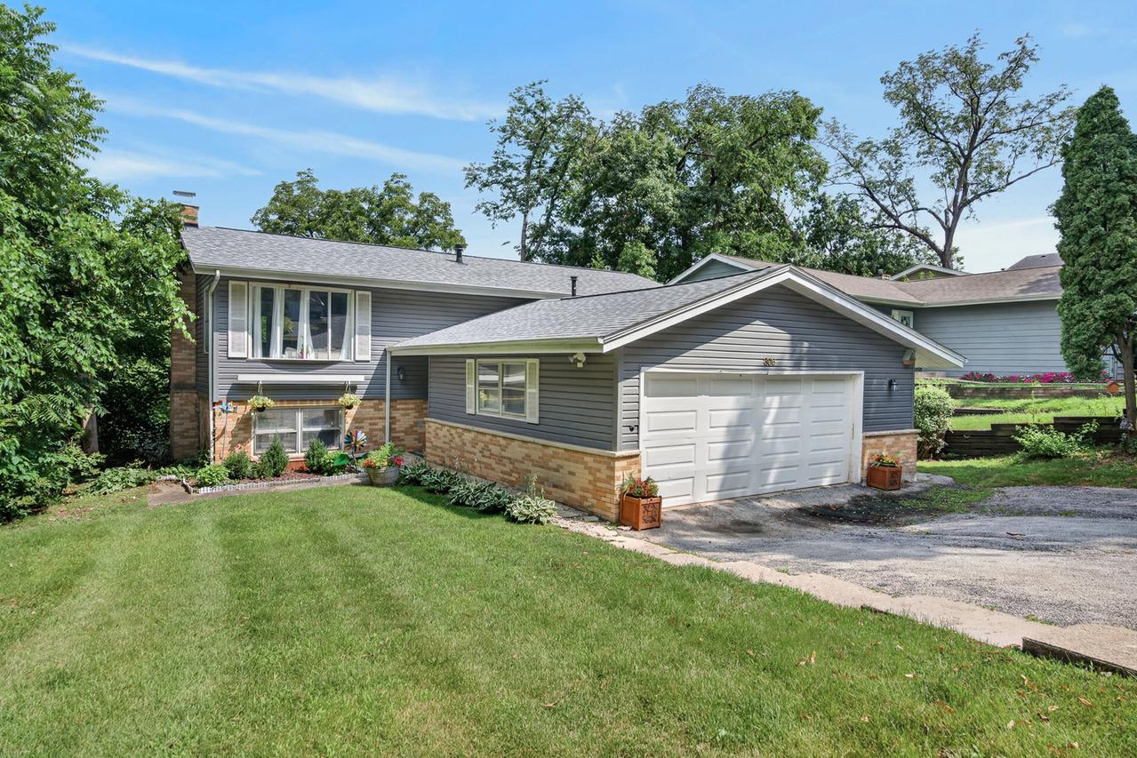 306 Apache Tr., Lake In The Hills, IL 60156