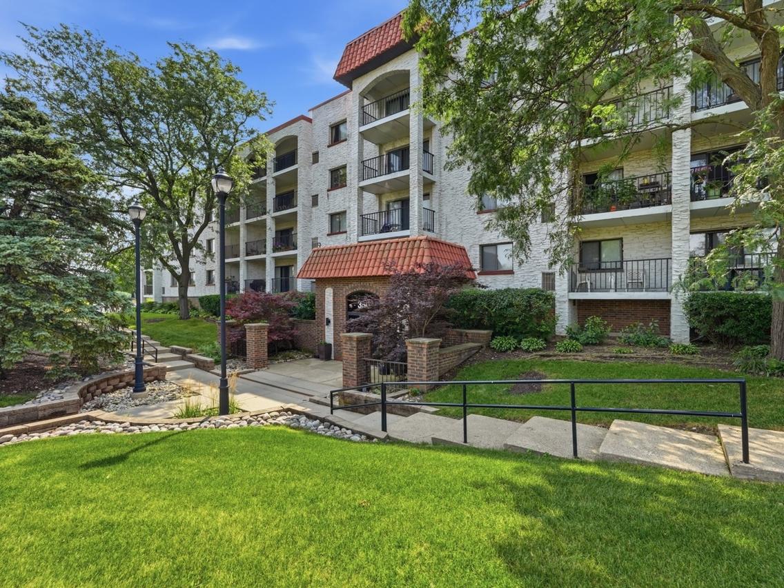 350 Plum Creek Dr. #308, Wheeling, IL 60090