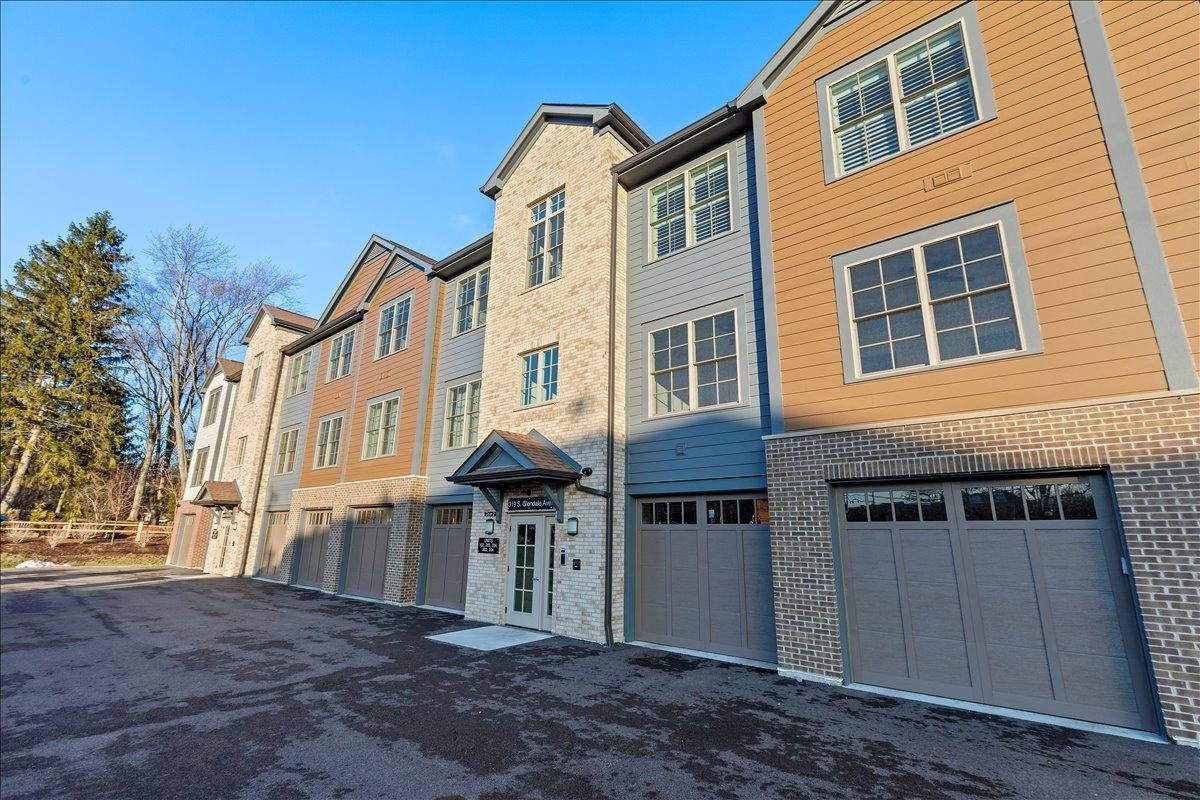319 S Glendale Ave. #303, Barrington, IL 60010