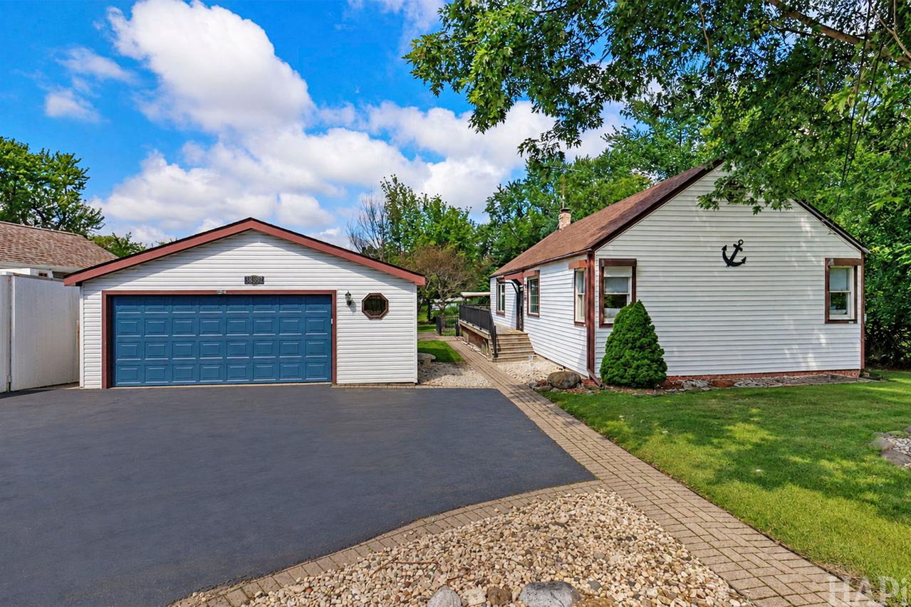 38392 N 8th St., Spring Grove, IL 60081