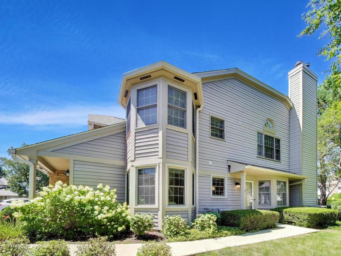 3278 N Carriageway Dr., Arlington Heights, IL 60004