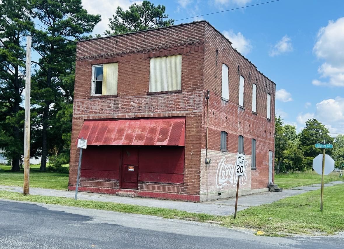 301 Union Ave., Dowell, IL 62927