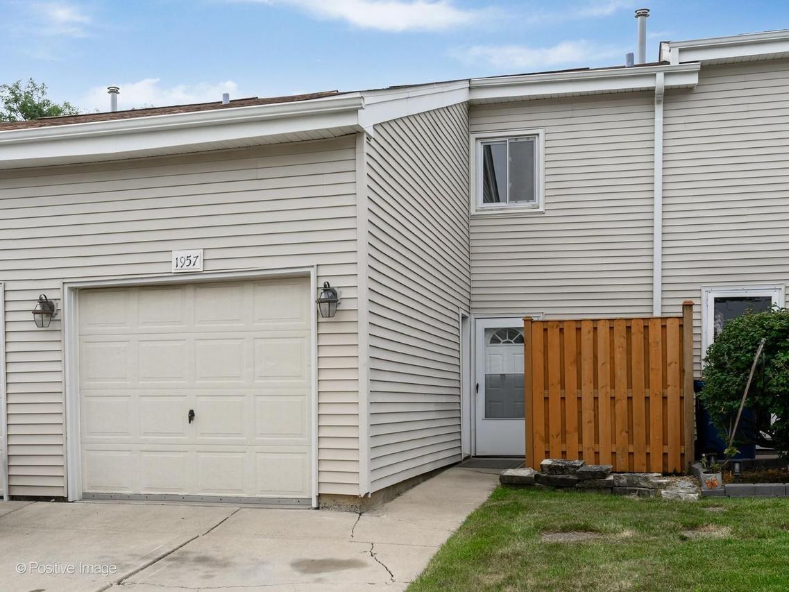1957 Wildwood Cir., Glendale Heights, IL 60139