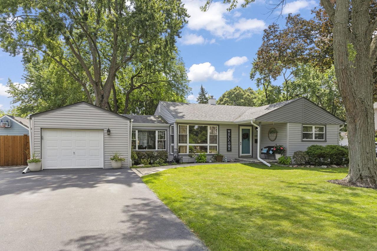 2304 Meadow Dr., Rolling Meadows, IL 60008