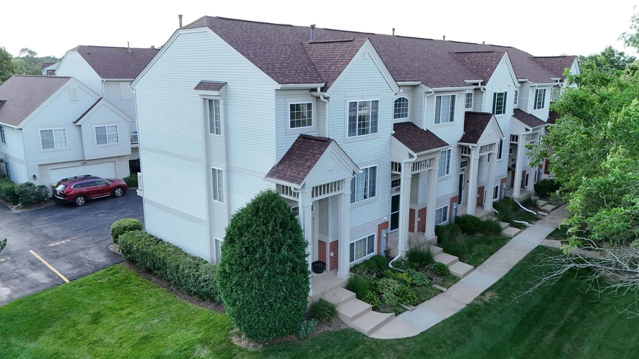 1385 New Haven Dr., Cary, IL 60013