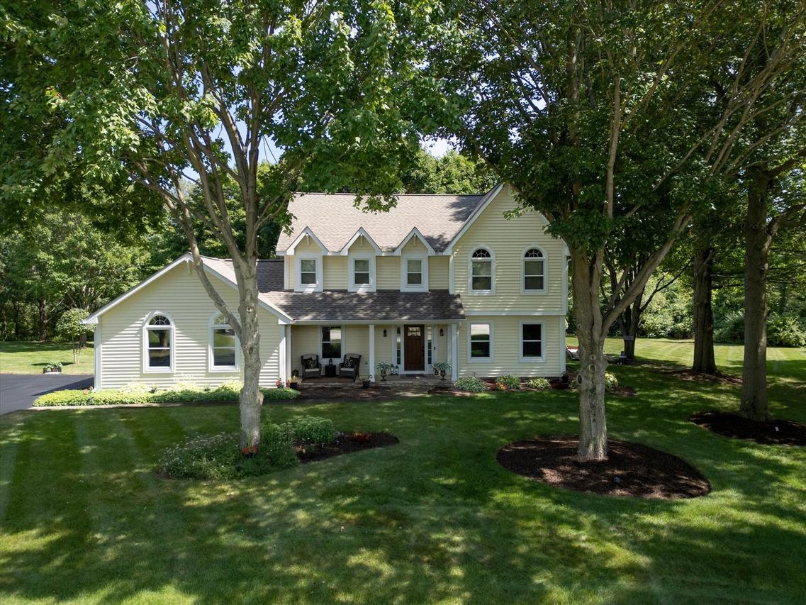 39W811 Hoeweed Ln., St. Charles, IL 60175