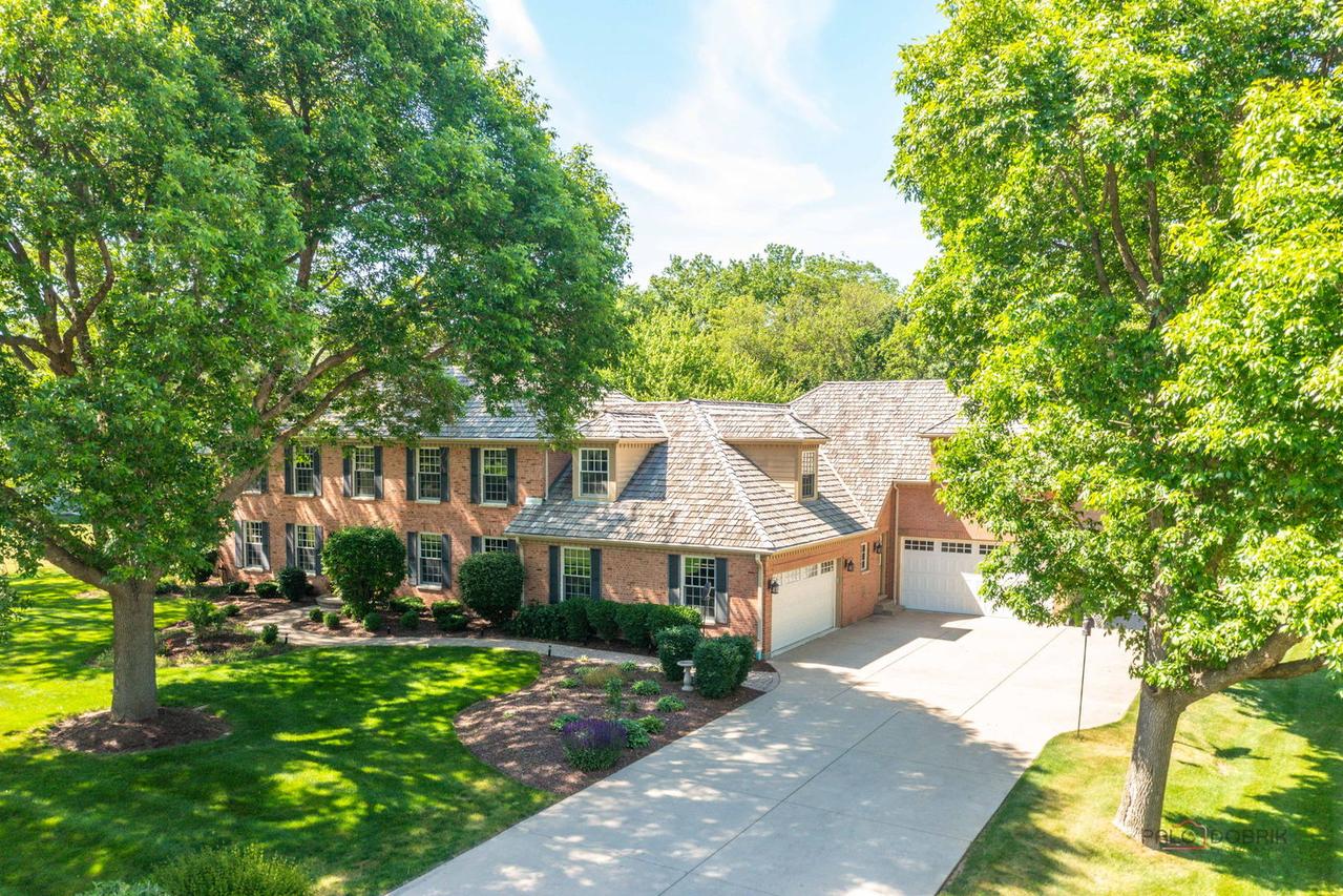126 Schooner Ln., Lake Barrington, IL 60010