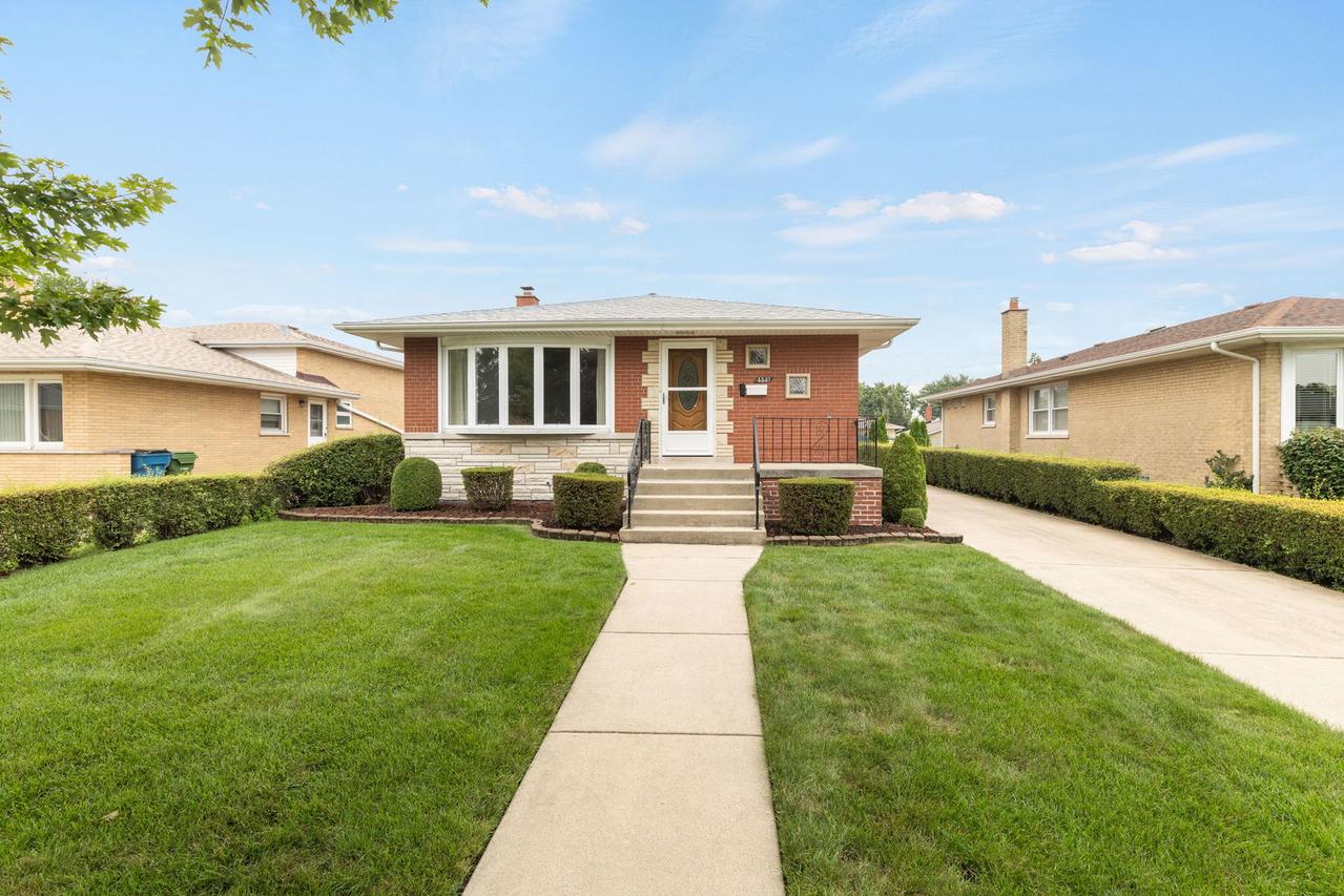 4537 W 100th Pl., Oak Lawn, IL 60453