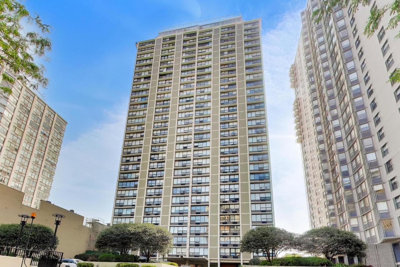 5733 N Sheridan Rd. #6C, Chicago, IL 60660