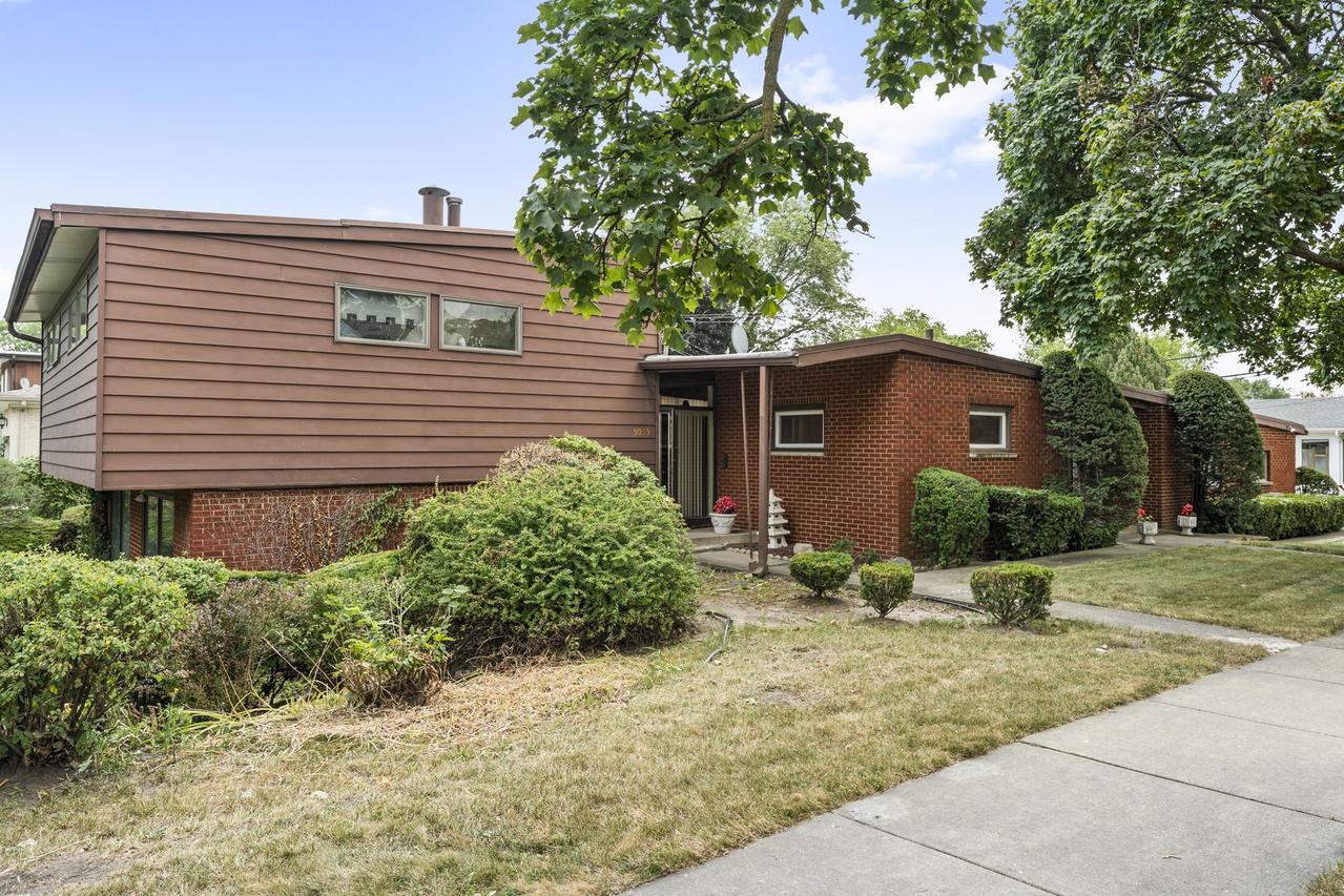 9055 Kenton Ave., Skokie, IL 60076
