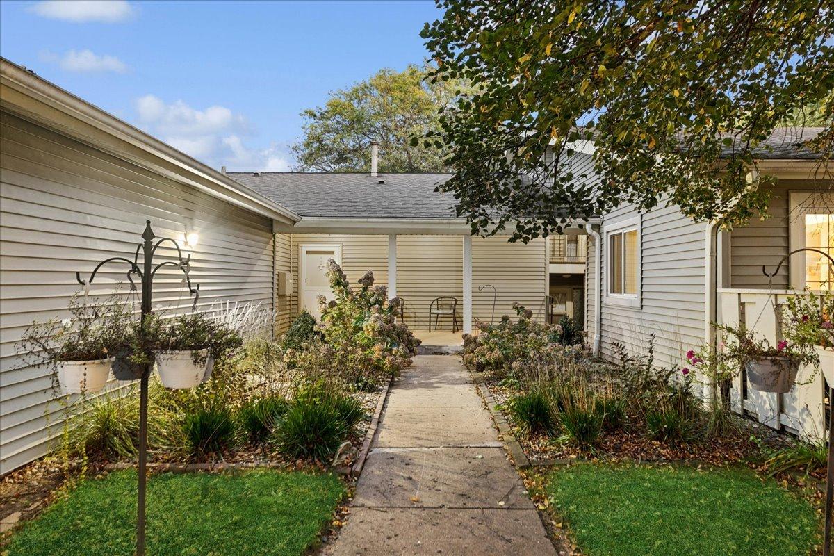 408 Waters Edge Dr. #C, Mchenry, IL 60050