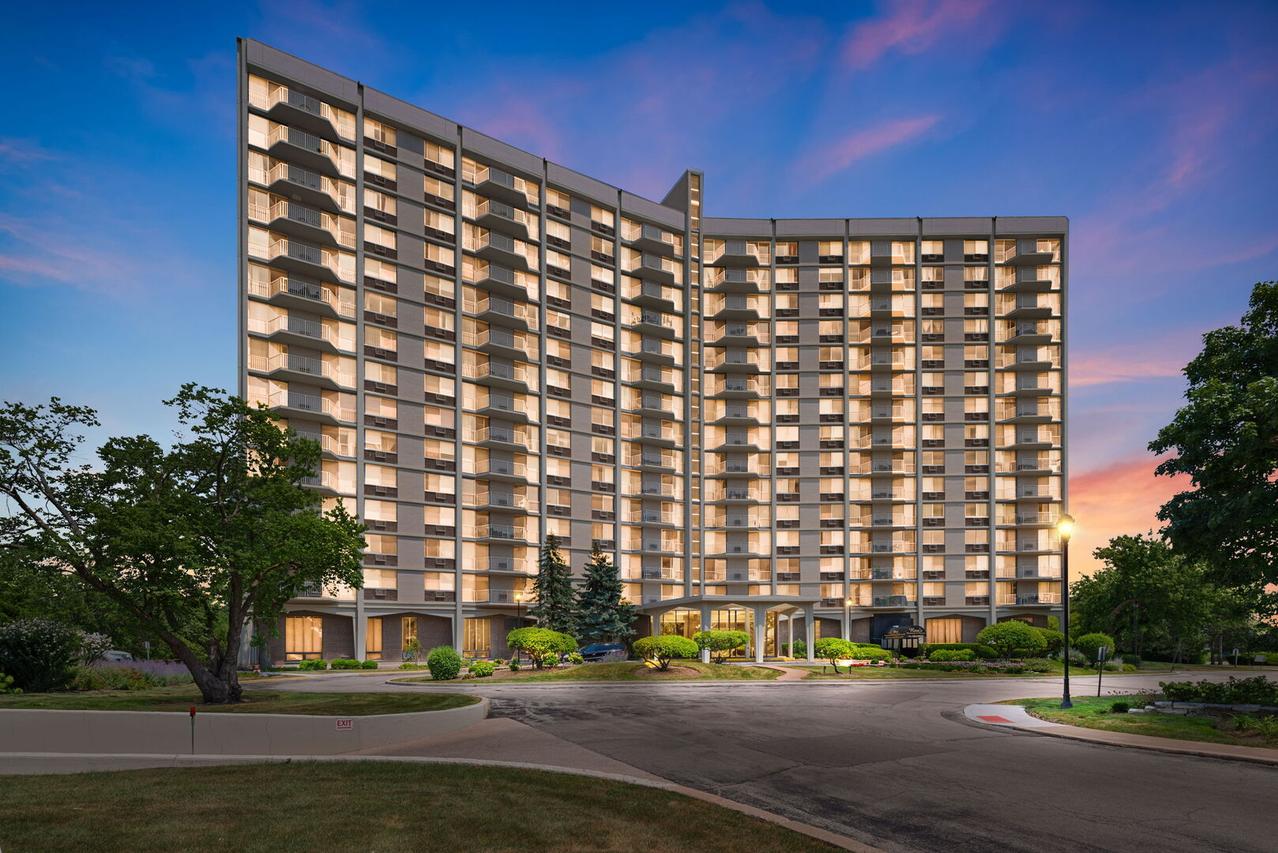 40 N Tower Rd. #6N, Oak Brook, IL 60523