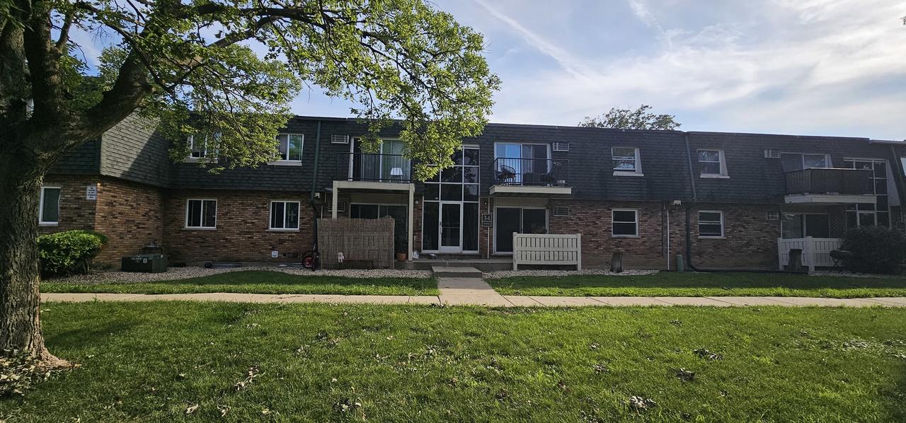 9958 S 84th Ter. #206, Palos Hills, IL 60465