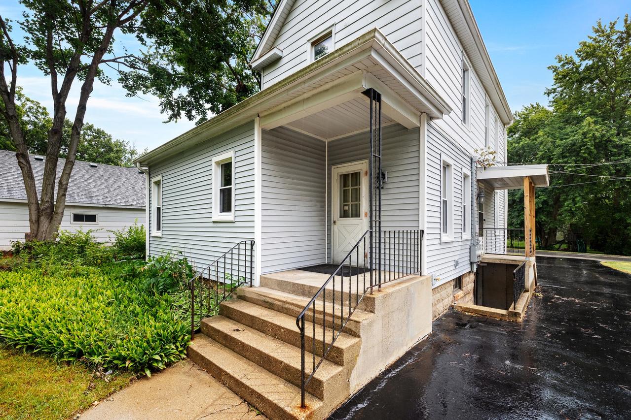 8320 Prospect St., Woodstock, IL 60098
