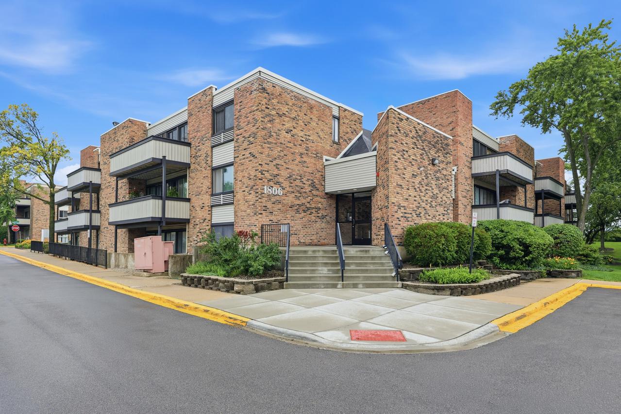 1806 Hemlock Pl. #102, Schaumburg, IL 60173