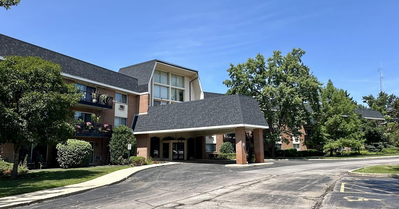 1188 Royal Glen Dr. #108, Glen Ellyn, IL 60137