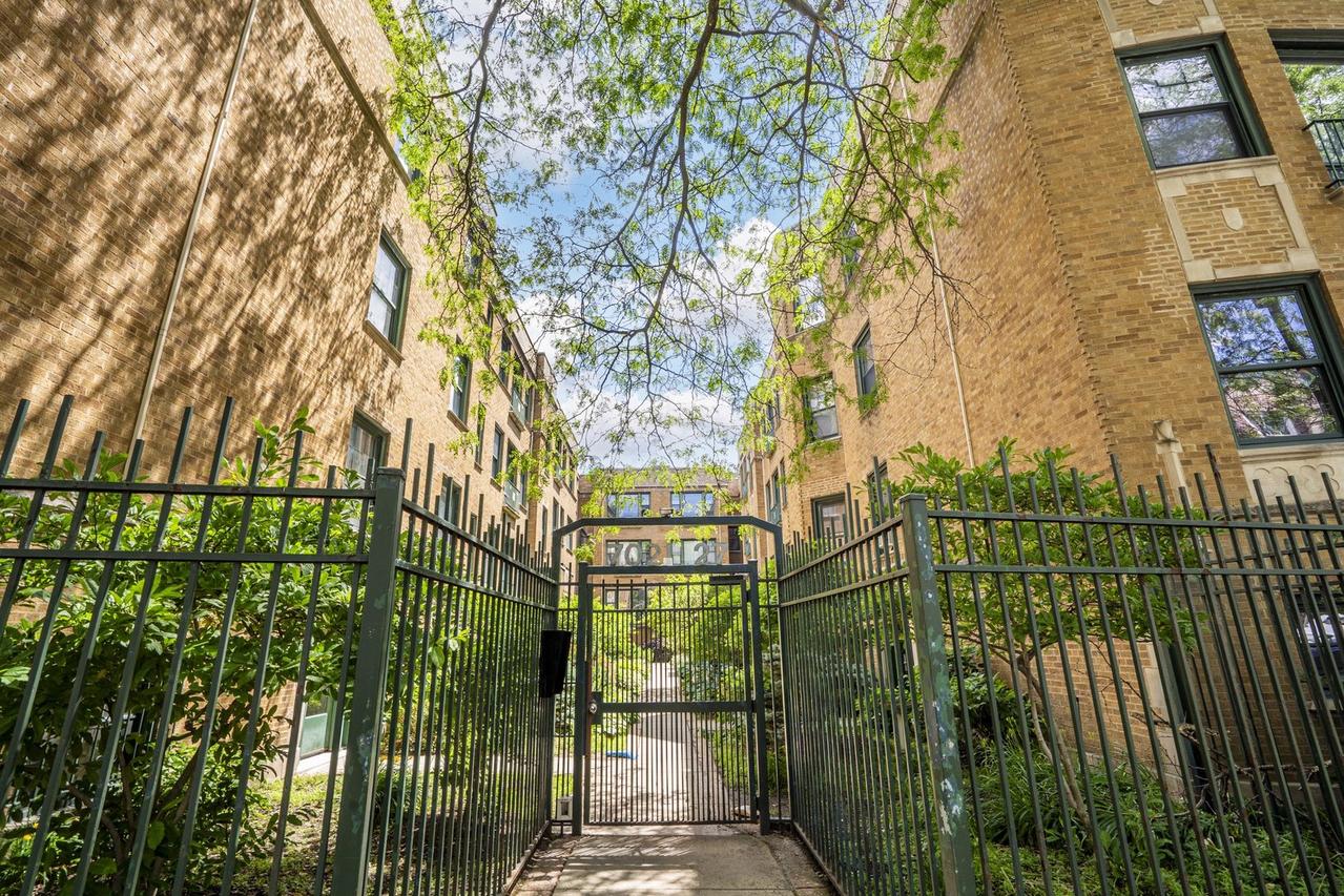 7025 N Sheridan Rd. #1N, Chicago, IL 60626