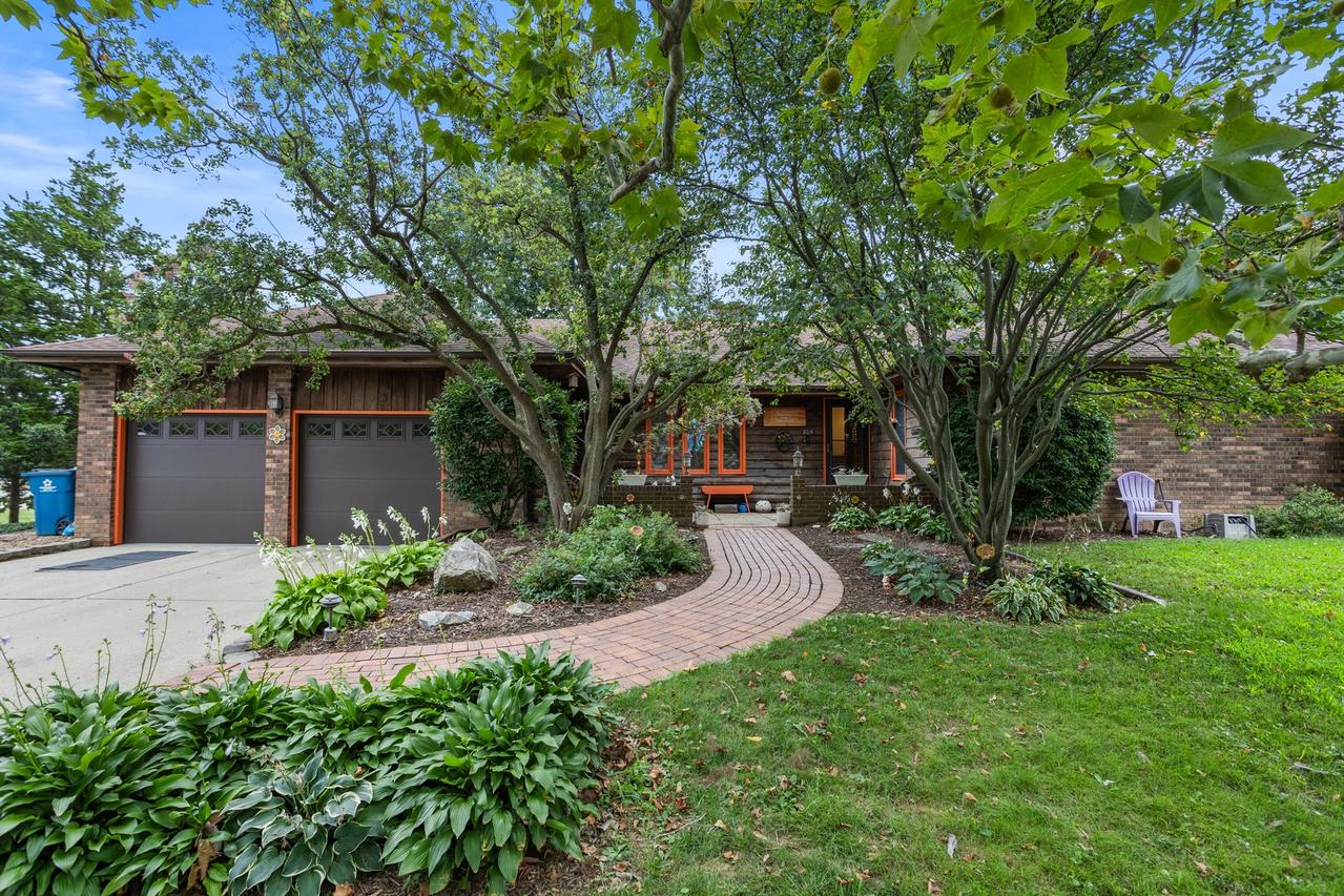 205 Surrey Ct., Monticello, IL 61856