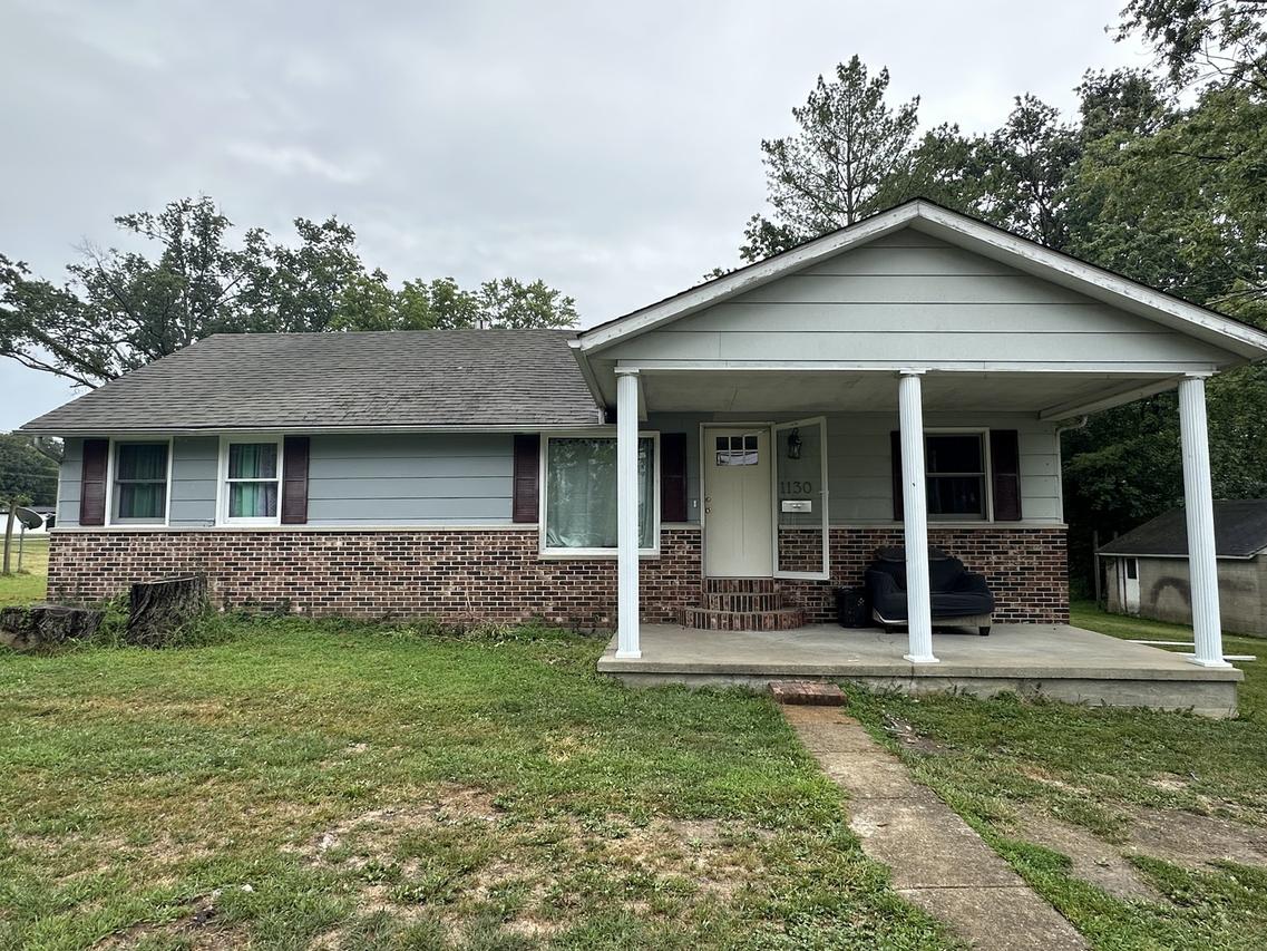 1130 W Webster St., Benton, IL 62812