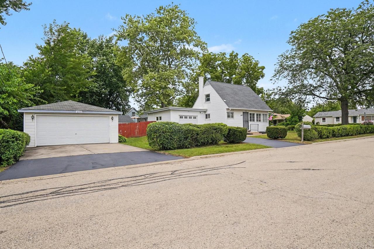 2104 Webb St., Crest Hill, IL 60403