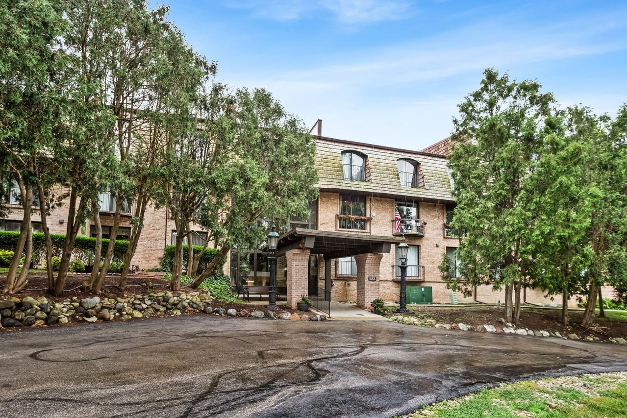 600 W Russell St. #309, Barrington, IL 60010